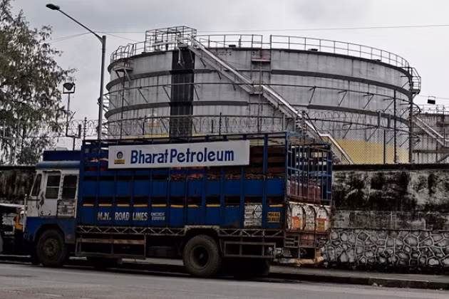 Tập đoàn năng lượng tư nhân lớn nhất Ấn Độ Reliance Industries đã tuyên bố ngừng hoàn toàn việc đưa dầu thô Nga vào nhà máy lọc dầu hàng đầu của mình tại Khu kinh tế đặc biệt Jamnagar (SEZ). 4366995.png