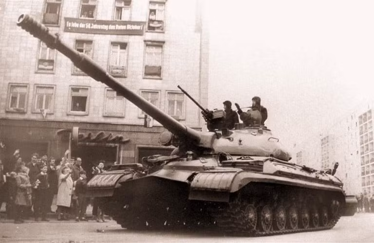 Phương tiện chiến đấu đặc biệt này được sản xuất cho đến năm 1965, và chỉ có khoảng 1.200 chiếc được chế tạo, chúng vẫn phục vụ cho đến năm 1993 trước khi nhận quyết định loại biên. dieu-chua-biet-ve-xe-tang-hang-nang-hien-dai-nhat-lich-su-326-1534864056-width768height500.jpg