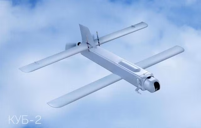 Mục tiêu của UAV đời mới gồm phương tiện không bọc thép và thiết giáp nhẹ như xe bọc thép chở quân, sở chỉ huy, hệ thống phòng không - phòng thủ tên lửa, tổ hợp tác chiến điện tử, phương tiện hỗ trợ hậu cần, vị trí điều khiển máy bay không người lái và tiêm kích trong khu vực triển khai ngoài trời. kalashnikov-postavil-po-goskontraktu-udarnye-kub-2-0c3e5hdp-1767001261t.jpg