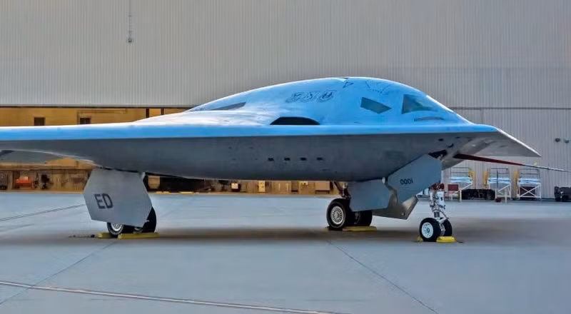 Theo dữ liệu chính thức của USAF, chi phí cho một chiếc máy bay B-21 Raider vào khoảng 800 triệu đô la. Hiện tại, ít nhất 6 chiếc, và theo một số ước tính, có tới 9 chiếc đang được sản xuất tại Palmdale, California. b21.jpg