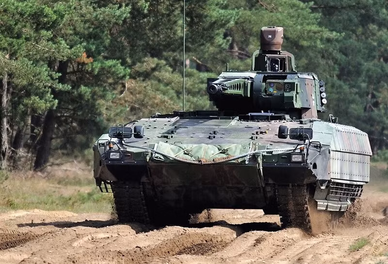 Công ty Projekt System & Management (PSM), một liên doanh giữa Rheinmetall và KNDS Deutschland, đã được thành lập đặc biệt để cung cấp xe chiến đấu bộ binh Puma, họ nhận đơn đặt hàng chế tạo 200 phương tiện loại này. rheinmetall-puma-01d7280596.jpg