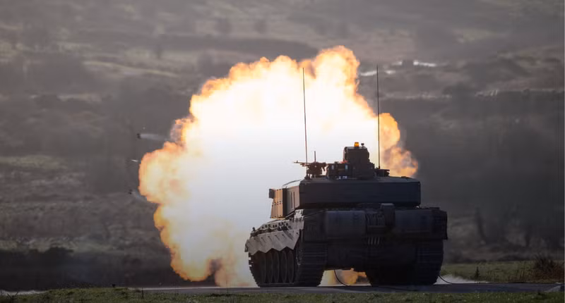 Tập đoàn Rheinmetall BAE Systems Land (RBSL) đã thông báo hoàn thành đầy đủ các bài thử nghiệm bắn đạn thật có kíp lái bên trong đối với xe tăng chiến đấu chủ lực (MBT) Challenger 3 thế hệ mới. tank-chelendzher-scaled.jpg