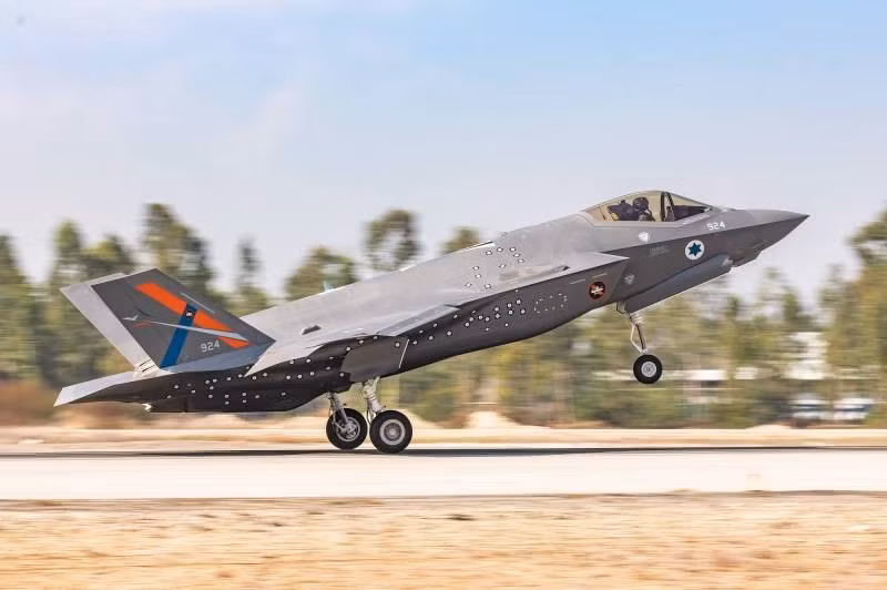 Vào tháng 6/2022, trang The Drive, trích dẫn một ấn phẩm báo chí của Israel, tuyên bố rằng nước này đã tăng tầm bay của máy bay chiến đấu F-35I Adir thế hệ thứ năm, cho phép chúng bay đến Iran mà không cần tiếp nhiên liệu. 2202012240810352880950.jpg