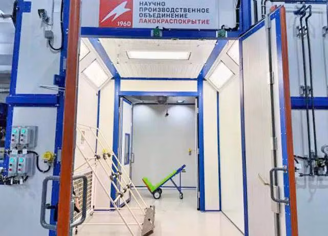 Công nghệ thi công lớp phủ và chất bịt kín đòi hỏi sự kiểm soát chặt chẽ các thông số môi trường. Việc sử dụng các buồng cách ly đảm bảo nhiệt độ, độ ẩm và độ tinh khiết của không khí ổn định, mang lại kết quả nhất quán và độ bám dính vật liệu chất lượng cao. kompleks-proizvodstva-predpriyatiya-lakokraspokrytie-1773478090t.jpg