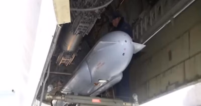 Điều đáng nhớ là tên lửa Kh-22 được sử dụng trên chiến trường, đây không phải loại mới nhất mà được chế tạo từ thời Liên Xô, nó có thể đạt tốc độ Mach 4,6 (5.635 km/h) và hầu như không thể bị lực lượng phòng không Ukraine phá hủy. image-3.jpg