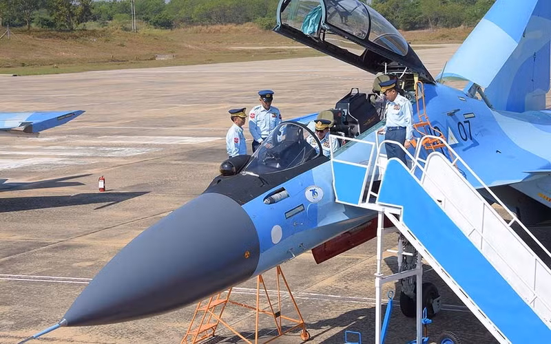 Sau khi cặp chiến đấu cơ nói trên được Không quân Myanmar tiếp nhận, một cuộc duyệt binh trên không đã diễn ra với sự tham gia của nhiều tiêm kích, máy bay vận tải quân sự và trực thăng. kyi-7083-sskm.jpg