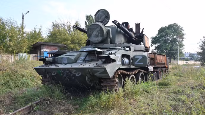 Điều đáng chú ý là Quân đội Ukraine không có nhiều hệ thống pháo - tên lửa phòng không như vậy. Chúng là sản phẩm của tổ hợp công nghiệp quân sự Liên Xô và gần đây trong Quân đội Nga, Tunguska đã được thay thế bằng các hệ thống Pantsir-S1 hiện đại hơn. 5a1931d-gettyimages-1243256910.png