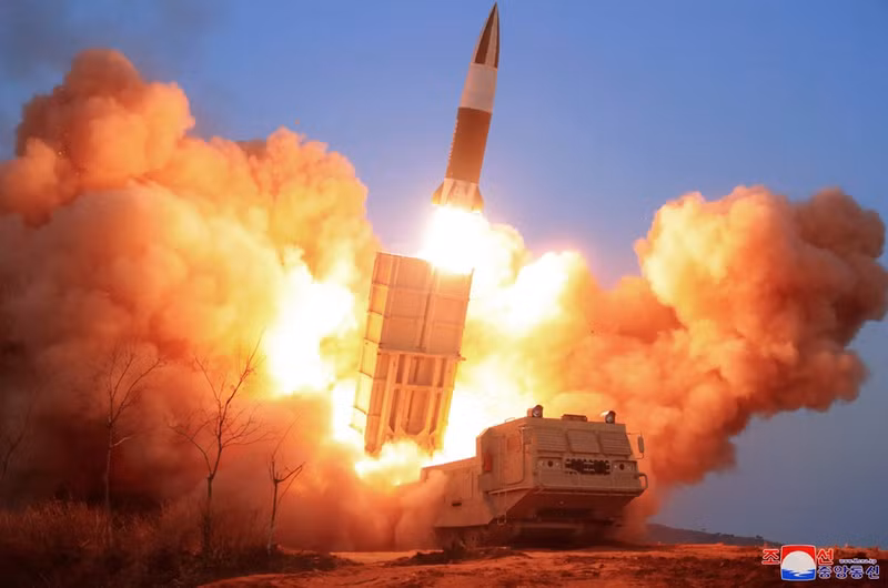 Theo giới chuyên môn, sau khi đã cung cấp cho Nga tên lửa đạn đạo KN-23, khả năng rất lớn trong thời gian tới KN-24 cũng sẽ xuất hiện tại chiến trường Đông Âu. 3991687-1000.jpg