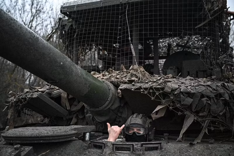Một chiếc xe tăng T-80BVM thuộc Nhóm quân Vostok đã chống chọi được một loạt cuộc tấn công của máy bay không người lái cảm tử Ukraine và tiếp tục thực hiện nhiệm vụ chiến đấu, chỉ huy chiến xa mang mật danh Aza nói với hãng thông tấn TASS . wwgw34-b5c.jpg