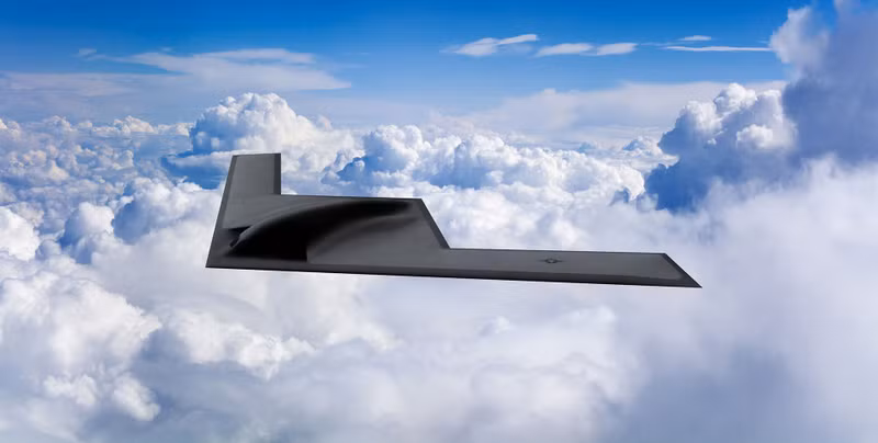 Chuyến bay đầu tiên của B-21 diễn ra vào ngày 10 tháng 11 năm 2023 và dự kiến đi vào hoạt động từ giữa những năm 2020. Chương trình này được Lầu Năm Góc coi là ưu tiên hàng đầu trong quá trình hiện đại hóa bộ ba hạt nhân của Hoa Kỳ. b-21-raider-in-the-clouds.jpg