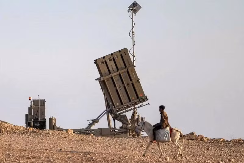 Ngày 28/2, Mỹ cùng Israel đã phát động một chiến dịch quân sự chống lại Iran. Hai quốc gia cho rằng việc phát động chiến dịch này là do "một cuộc tấn công phủ đầu và những lời đe dọa từ Tehran" liên quan đến chương trình hạt nhân của nước này. he-thong-phong-thu-ten-lua-iron-dome-cua-israel-o-phia-nam-negev-sa-mac-vao-ngay-14-thang-4-nam-2024-17480498657371707967015.jpg
