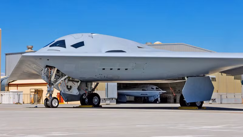 B-21 Raider là máy bay ném bom tàng hình thế hệ thứ 6, sẽ dần thay thế những chiếc B-2 Spirit và B-1 Lancer đã cũ, giúp duy trì ưu thế tuyệt đối của Không lực Hoa Kỳ. b-21-raider-1.png