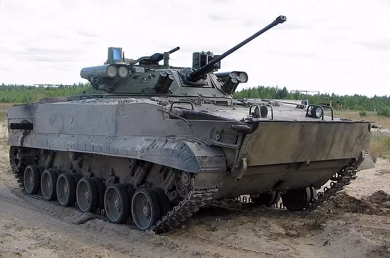 Theo dữ liệu mở từ các nguồn mở, tầm bắn của ATGM lên tới 5.500 - 8.000 mét và đầu đạn tích lũy song song có thể xuyên thủng tới 1.300 mm thép đồng nhất (RHA) phía sau giáp phản ứng nổ (ERA). berezhok-turret-on-bmp-3-hull-v0-0m2gjtbryhsa1.jpg