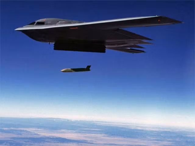 noveishie-amerikanskie-stels-rakety-agm-158-jassm-sbivayutsya-pvo-irana-w6z4b83y-1772669401t.jpg