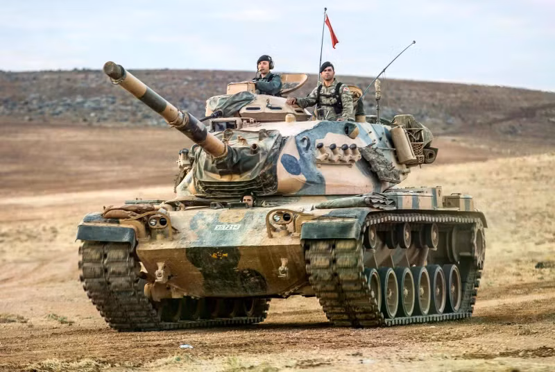 Trong Quân đội Thổ Nhĩ Kỳ, nhiều xe tăng M60 Patton đã được nâng cấp lên tiêu chuẩn M60T Sabra với sự hỗ trợ công nghệ từ Israel. Chúng được trang bị pháo nòng trơn 120mm, bổ sung giáp phản ứng nổ, đi kèm hệ thống quang điện tử hiện đại hơn rất nhiều. vrogh8wicgt71.jpg