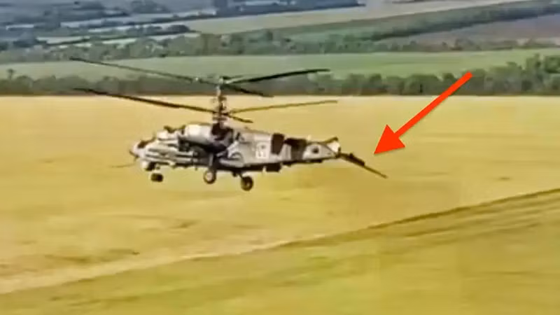 Chưa biết chính xác vũ khí nào của Ukraine đã hạ gục chiếc trực thăng tấn công đáng sợ nói trên, nhưng căn cứ vào thực tế thì máy bay lên thẳng đã bị trúng một quả tên lửa với đầu đạn lớn ngay vị trí khoang điều khiển. ka-52-tail-damage-e1687206990157-copy.jpg