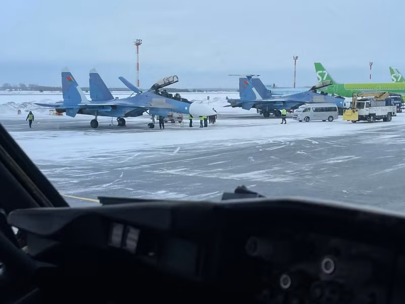 Số lượng tiêm kích Su-30SM chuyển giao trong đợt này không được nêu rõ, nhưng hình ảnh 2 máy bay chiến đấu, có lẽ vẫn đang ở sân bay trên đất Nga, đã được đăng tải trực tuyến và qua đó gián tiếp cho biết con số thực. su-30-2-2048x1536.jpg