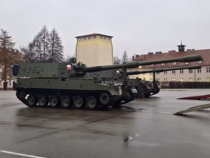 Giá trị của thỏa thuận mua sắm số vũ khí này với Hanwha Defense là 2,4 tỷ đô la . Việc chuyển giao 21 khẩu pháo tự hành K9 trước đó đã diễn ra vào giữa tháng 11. g8ob9yuwiaavoih.jpg