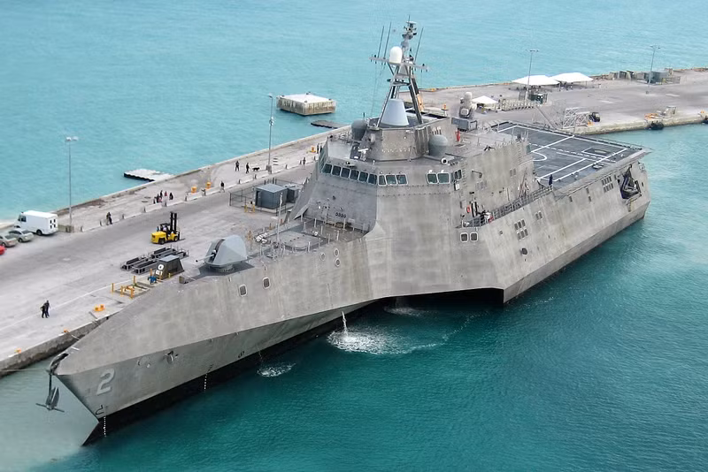 Vũ khí chính là pháo hạm Mk 110 57 mm của BAE Systems, tên lửa chống hạm RGM-184A (NSM), tên lửa AGM-114L Hellfire lắp trên bệ phóng thẳng đứng SUW. Hệ thống phòng không được đảm bảo bởi tên lửa RIM-116. uss-independence-lcs-2-at-naval-air-station-key-west-on-29-march-2010-100329-n-1481k-298.jpg