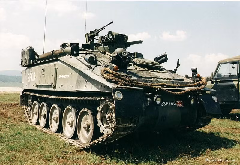 Cần lưu ý trong Quân đội Anh, xe bọc thép chở quân FV-103 còn được tích hợp tháp pháo hạng nhẹ để đảm nhiệm vai trò yểm trợ hỏa lực cho bộ binh, hay làm nền tảng mang tên lửa phòng không vác vai. s3-6987.jpg