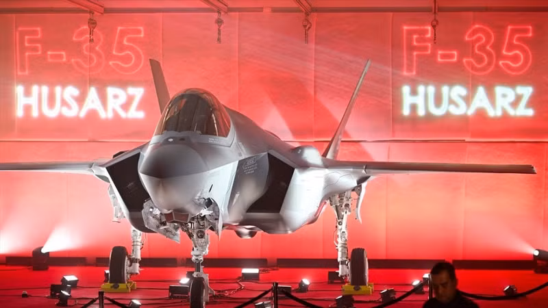 Chiếc F-35 đầu tiên thuộc về Không quân Ba Lan đã được ra mắt tại Hoa Kỳ vào tháng 8/2024, trong khi những máy bay chiến đấu tàng hình đầu tiên của Warsaw dự kiến sẽ đến châu Âu vào cuối năm 2026. maxresdefault.jpg