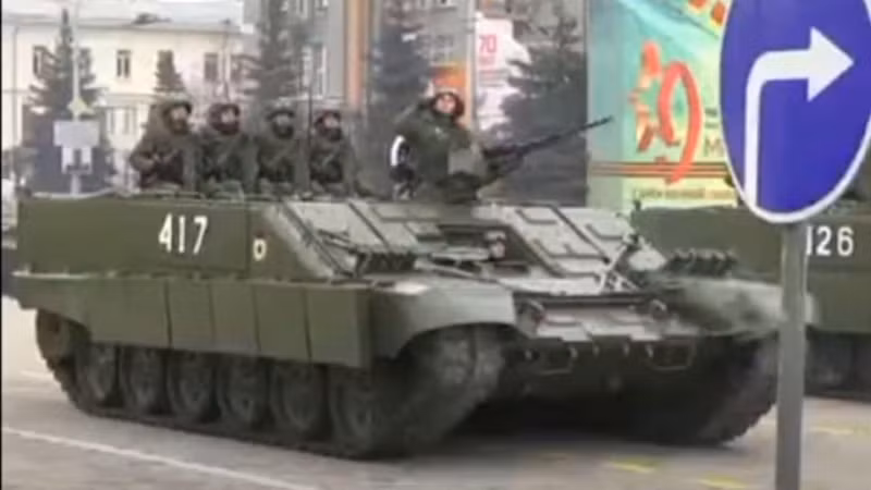 Tại Omsk, Nhà máy Kỹ thuật Vận tải (thành viên của Uralvagonzavod thuộc Tập đoàn công nghệ nhà nước Rostec) gần đây đã nộp bằng sáng chế cho một chiếc xe như vậy, nó được công bố trên trang web của Viện Sở hữu Công nghiệp Liên bang. maxresdefault.jpg