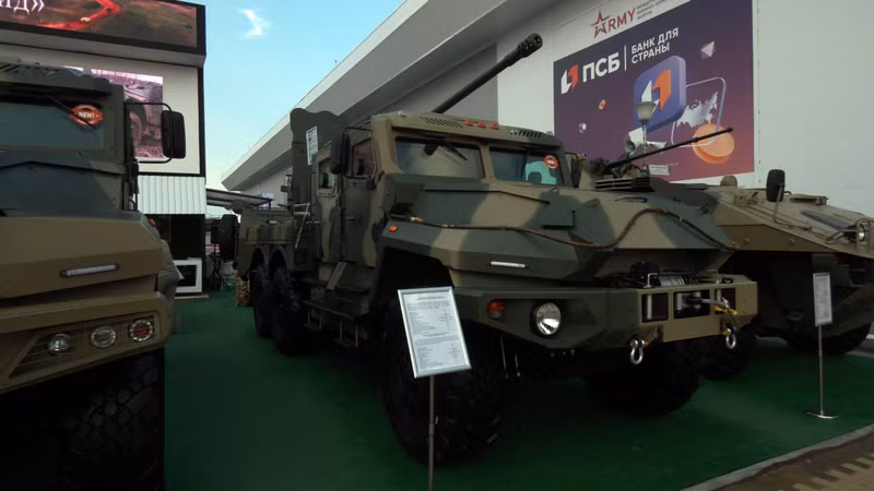 amn-590911-spartak-with-57mm-cannon-during-the-armiya-2023-exhibition-front-view.jpg