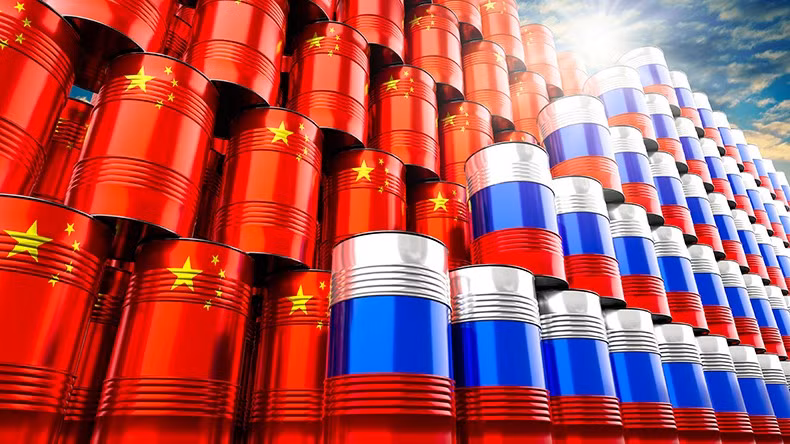 Theo thông báo, các tập đoàn dầu khí nhà nước Trung Quốc bao gồm Sinopec và PetroChina đã hủy một số chuyến hàng tàu chở dầu theo kế hoạch trước đó. russia-china-oil-barrels-flags.png
