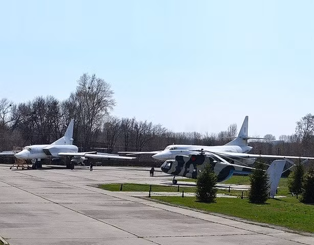 Bất chấp thực tế là Lực lượng Không quân Ukraine mới thành lập không thể độc lập vận hành những thiết bị như vậy, các tướng lĩnh Kyiv vẫn không vội chuyển giao chúng cho Nga. t-160.jpg