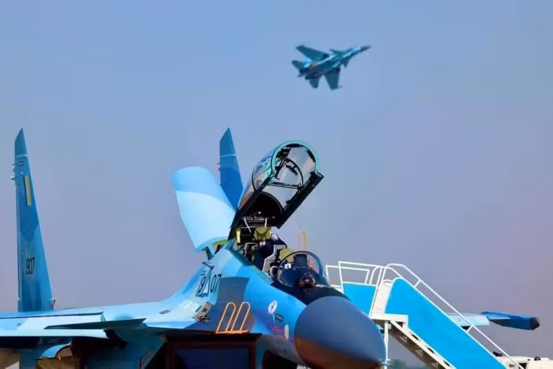 Su-30SME được trang bị hệ thống tác chiến điện tử hiện đại, radar mạnh mẽ và có thể sử dụng nhiều loại vũ khí có điều khiển cũng như không điều khiển, khả năng cơ động cao của máy bay nhờ động cơ điều hướng lực đẩy và thiết kế khí động học với cánh mũi. gbarvilw4aahxyu-1.jpg