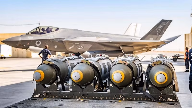 Ấn phẩm NI lưu ý rằng Israel đã nghiên cứu phát triển các thùng nhiên liệu hòa nhập khí động trong nhiều năm để tăng tầm bay của F-35I, điều này sẽ cho phép "máy bay chiến đấu thế hệ thứ năm tấn công các mục tiêu ở Iran mà không cần tiếp nhiên liệu trên không". f35-i-adir.jpg