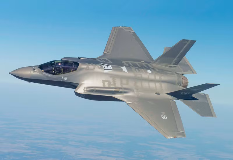 Tiêm kích F-35 do tập đoàn công nghiệp quốc phòng Mỹ Lockheed Martin chế tạo, chúng sẽ bị vô hiệu hóa nếu bị chặn truy cập Hệ thống Thông tin Hậu cần Tự động (ALIS) và Mạng Tích hợp Dữ liệu Hoạt động (ODIN). testflyging-av-frste-norske-f-35-1-cropped.jpg