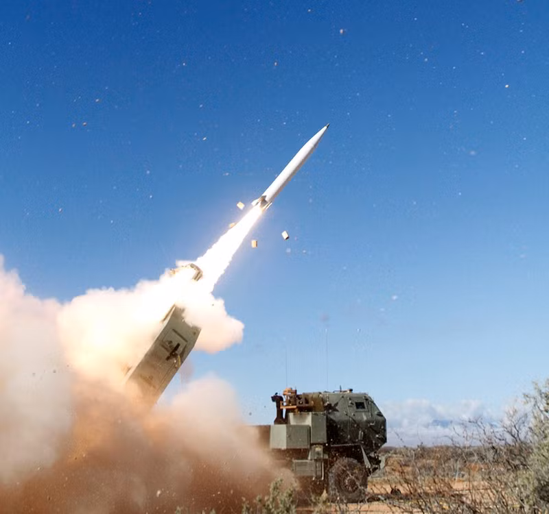 Vào tháng 7/2025, Lockheed Martin bắt đầu sản xuất hàng loạt dòng tên lửa PrSM. Chúng sẽ thay thế những lô tên lửa ATACMS đã lạc hậu được Lầu Năm Góc chuyển giao cho Lực lượng vũ trang Ukraine. precision-strike-missile-prsm-increment-1-limited-user-test.jpg