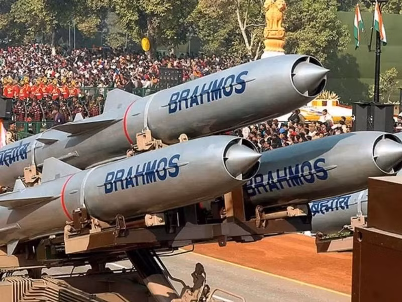 BrahMos Aerospace là một liên doanh Nga - Ấn Độ chuyên sản xuất tên lửa hành trình siêu âm có thể phóng từ tàu ngầm, tàu chiến, máy bay hoặc bệ phóng trên đất liền. copy-of-copy-of-db-template-cover-67-1766700933.jpg