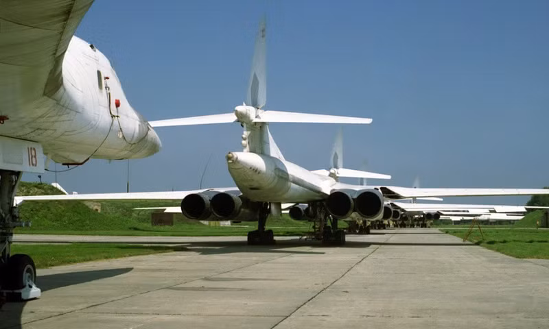 Sau đó 3 chiếc Tu-160 có thể sử dụng, đủ khả năng bay lên bầu trời đã được lên kế hoạch bán cho người Mỹ, Washington được cho là có kế hoạch sử dụng chúng để phóng tên lửa đưa vệ tinh vào không gian. tu-160-2-2906-1639987854.jpg