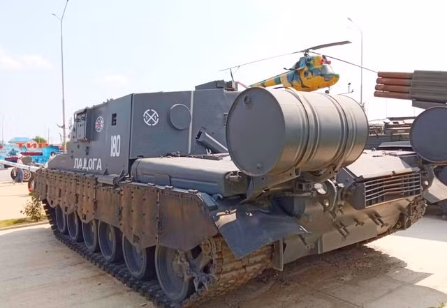 Với đặc tính thiết kế như trên, không có gì ngạc nhiên khi phương tiện bánh xích này đã trải qua cuộc "chạy thử nghiệm" ở vùng thảm họa Chernobyl và chứng minh hiệu quả của nó. ibkuh47cspw.jpg