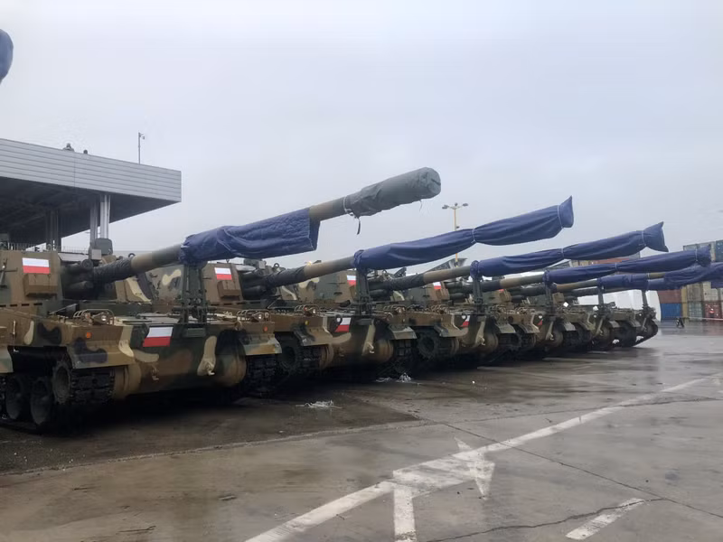 Các hệ thống pháo binh của Hàn Quốc đang giúp giảm bớt tình trạng thiếu pháo tự hành trong Quân đội Ba Lan, vốn nảy sinh sau khi chuyển giao nhiều tổ hợp cho Ukraine như một phần viện trợ quân sự sau cuộc chiến toàn diện của Nga. polish-20221206-105937522.jpg