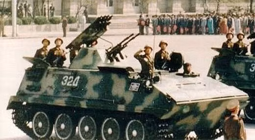 Trong một thời gian dài, phương tiện bọc thép bánh xích phổ biến nhất của Quân đội Triều Tiên là xe chiến đấu VTT-323, được phương Tây đặt tên là M1973, căn cứ vào thời điểm xuất hiện. m1973-1.jpg