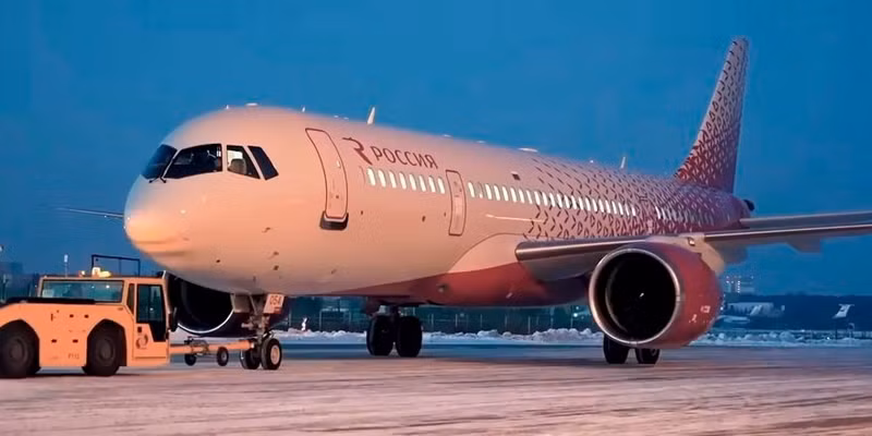 Theo đánh giá, phiên bản rút gọn (có sức chứa khoảng 140 hành khách) sẽ giúp tăng tầm bay của máy bay MS-21, vốn gần đây đã giảm từ 5.100 km xuống còn 3.830 km trên phiên bản tiêu chuẩn. mc-21-73054-rossia-dark-twilights.jpg