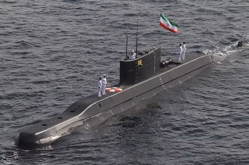 Iran vẫn còn một số tàu ngầm sẵn sàng chiến đấu, bao gồm tàu ngầm diesel-điện Dự án 887 EKM và tàu ngầm mini lớp Ghadir, được thiết kế đặc biệt để sử dụng ở Vịnh Ba Tư. opening-naval-review-of-velayat-97-33.jpg