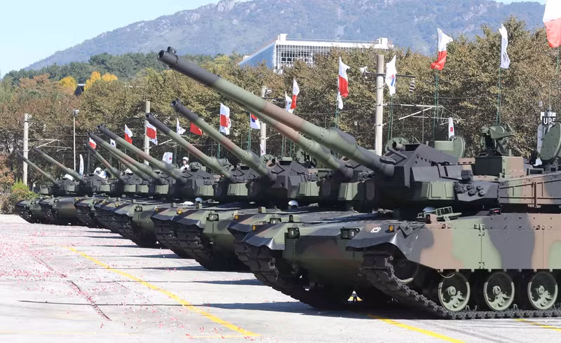 K9 Thunder là một hệ thống pháo tự hành hiện đại cỡ nòng 155 mm được phát triển tại Hàn Quốc, nó có nòng dài gấp lần 52 đường kính, thân xe bọc thép và hệ thống điều khiển hỏa lực tự động. Tầm bắn lên đến 40 km với đạn thông thường và hơn 50 km với đạn phản lực. 310751718-421989063450126-5763779164660125792-n.jpg