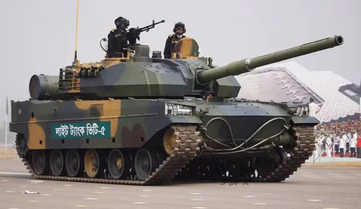 Tháng 9/2021, Trung Quốc đã bàn giao những chiếc xe tăng hạng trung VT5 đầu tiên cho quân đội Bangladesh, đưa quốc gia này trở thành khách hàng xuất khẩu đầu tiên của phương tiện chiến đấu nói trên. article-69966551c05f26-17119305.png