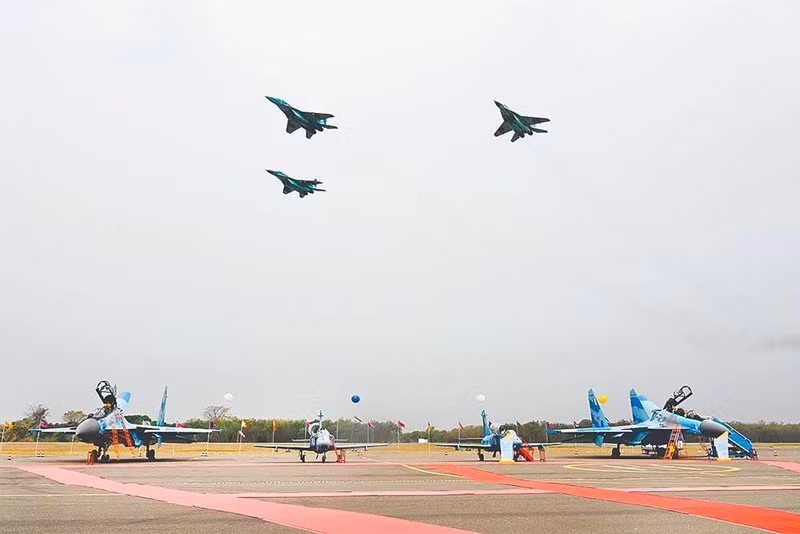 Theo trang web của Bộ Thông tin Myanmar, Không quân Myanmar đã tiếp nhận 2 tiêm kích đa năng hạng nặng Su-30SME do Nga sản xuất và 2 máy bay huấn luyện và chiến đấu K-8W của Trung Quốc. su0-deb.jpg
