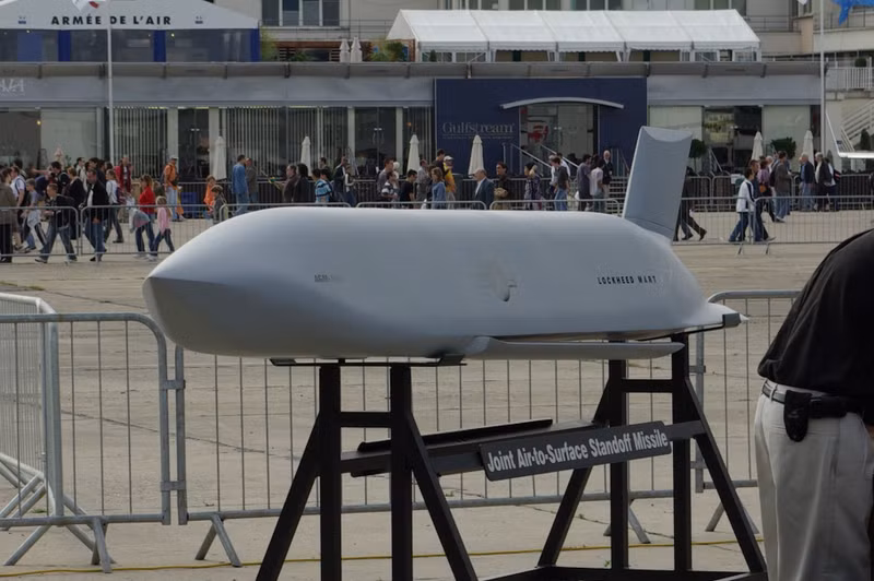 AGM-158_Joint_air-to-surface_standoff_missile.jpg