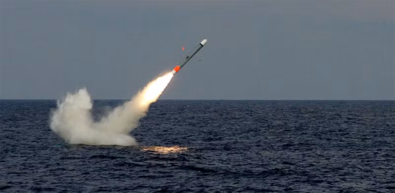 Vụ phóng tên lửa hành trình Tomahawk từ tàu ngầm. Người phát ngôn Bộ Quốc phòng Sean Parnell không trả lời trực tiếp các câu hỏi về số lượng tên lửa Tomahawk đã được sử dụng hoặc còn lại ở Trung Đông, chỉ nói rằng Quân đội Mỹ "có mọi thứ cần thiết để thực hiện bất kỳ nhiệm vụ nào...".<br/> Ông Mackenzie Eaglen - một chuyên gia cao cấp tại Viện Doanh nghiệp Mỹ ước tính Hải quân Mỹ có thể sở hữu từ 4.000 đến 4.500 tên lửa Tomahawk trước khi chiến tranh bắt đầu.<br/> Nhưng đồng thời các nhà phân tích khác tin rằng kho dự trữ thực tế nhỏ hơn nhiều, vào khoảng 3.000 đơn vị. Điều này là do chúng đã được sử dụng tích cực trong các chiến dịch quân sự trước đây.<br/> Ông Mark Kansian, cố vấn cấp cao tại Trung tâm Nghiên cứu Chiến lược và Quốc tế, cho biết việc sử dụng hơn 800 tên lửa Tomahawk để tấn công Iran có thể chiếm khoảng 25% kho dự trữ hiện có.<br/> Cơ sở nghiên cứu này ước tính Hải quân Mỹ nắm trong tay khoảng 3.100 tên lửa loại này khi bắt đầu cuộc xung đột. Theo ông Kansian, việc bổ sung cơ số đã sử dụng sẽ mất vài năm.<br/> Bài báo cho biết, phiên bản mới nhất của tên lửa Tomahawk có giá lên tới 3,6 triệu USD mỗi quả. Trong những năm gần đây, chúng được mua với số lượng nhỏ khi chỉ có 57 tên lửa được đưa vào ngân sách quốc phòng năm ngoái.<br/> Quân đội Mỹ cũng đã phóng hơn 1.000 tên lửa đánh chặn để bắn hạ các mục tiêu trên không của Iran trong khu vực, bao gồm cả tên lửa đạn đạo. Những tổ hợp Patriot và THAAD được sử dụng chủ yếu, khiến nguồn dự trữ cũng đối diện nguy cơ sớm cạn kiệt. tomahawk-hero.jpg