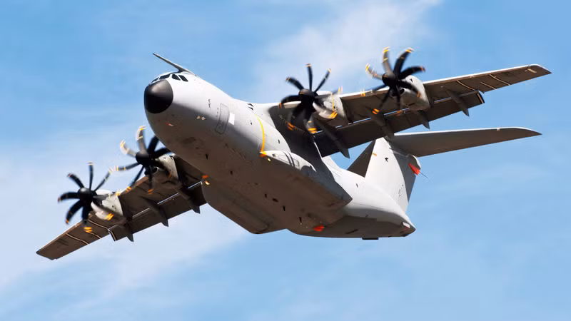 Chương trình A400M đã nhận được thêm nguồn tài trợ vào giữa năm 2025, mặc dù thông tin này không được công bố trong một thời gian dài. Theo tài liệu ngân sách, tổng chi phí của dự án dành cho Tây Ban Nha đã tăng gần gấp đôi: Từ 3,45 tỷ euro ban đầu lên hơn 6,5 tỷ euro. airbus-a400m-scene-photo-rohde-schwarz-200-40495-2880-1620-7.jpg