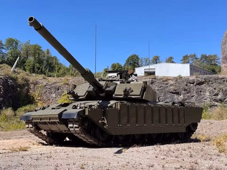 "Challenger 3 được phát triển như một phiên bản cải tiến của Challenger 2, vì vậy xe tăng mới "có thể đại diện cho biến thể mới nhất của một triết lý thiết kế đã lỗi thời", Trung tá Lục quân Hoàng gia Stuart Crawford khẳng định. 20250704-picture-4-osc.jpg