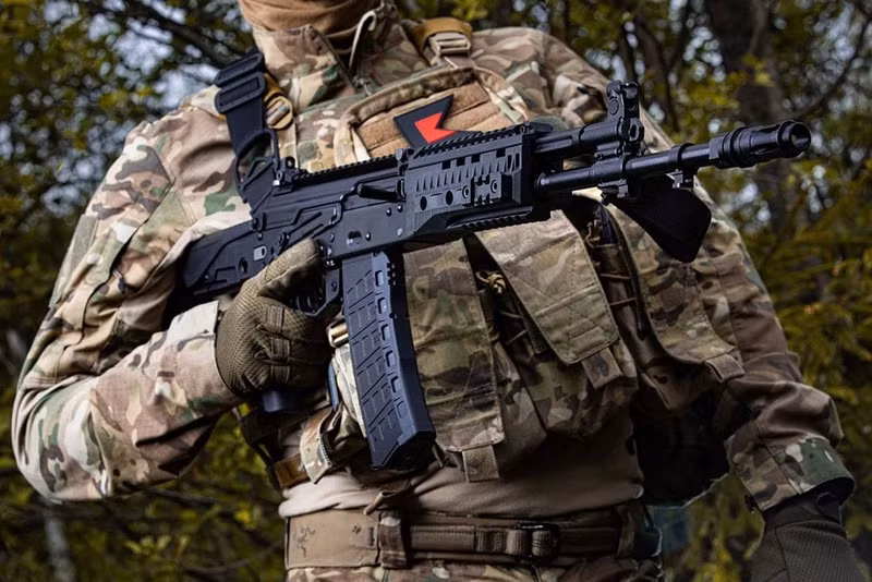 Tập đoàn Kalashnikov thông báo đã hoàn thành toàn bộ hợp đồng nhà nước năm 2025 về việc sản xuất súng trường tấn công AK-12 cỡ 5,45 mm mẫu 2023. Tất cả các bộ phận đều được chế tạo và giao cho khách hàng trong khung thời gian quy định. 0.jpg