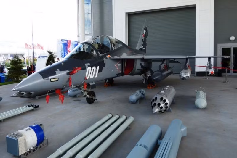 Máy bay huấn luyện - chiến đấu Yak-130M là phiên bản hiện đại hóa của Yak-130. Chiếc phi cơ nói trên được trang bị radar mảng pha quét chủ động và hệ thống phòng thủ tích hợp mới nhất. yak-130m-01-800x534-2631.jpg