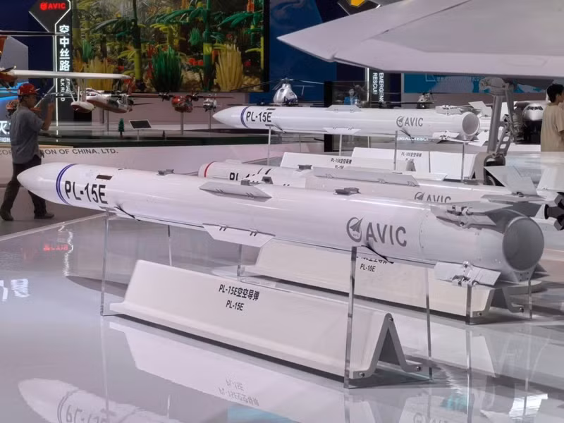Theo một số nguồn tin, PL-17 được trang bị động cơ tên lửa nhiên liệu rắn. Hệ thống điều khiển bay gồm cánh lái đuôi tương đối nhỏ và một vòi phun điều hướng lực đẩy. 20250211-110433.jpg